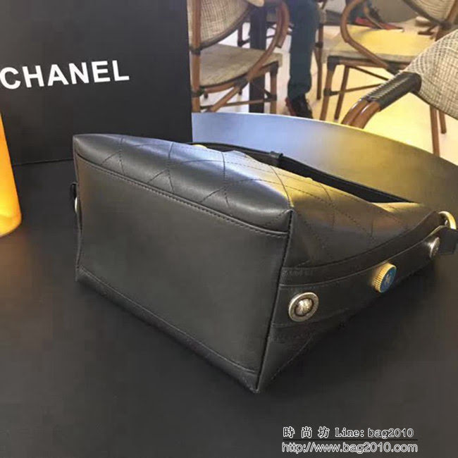 香奈兒CHANEL 93659 93660 2018秋冬 小牛皮金屬扣肩帶嬉皮包手提單肩包 DSC2101